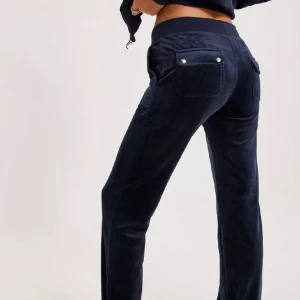 Juicy couture byxor - Juicy Couture byxor i mörkblå. Köpta för 1200kr. De är i fint skick utan slitningar och skador. Använda ett par gånger men inget som syns tydligt.
