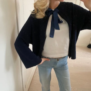 Kofta - Så sjukt fin kofta med lite vida ärmar och knytning vid halsen🥰💕 den är från märket V Milano och sparsamt använd 