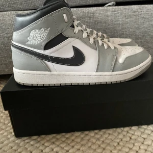 Air jordan 1 mid light smoke Gery  - Köpte doma från soleplus för 3100kr  för några månader sen Inte använda mer en 10-15 gånger  Finns en gul liten fläck men inget  man tänker på  8/10 skick  Priset går att diskutera   Kvitto går att få med