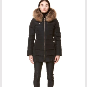 Jacka Tribeca Hollies - Oanvänd Hollies jacka med prislappen kvar.  Super snygg figursydd Passar 36/38 Nypris 6000kr, mitt pris 4500kr