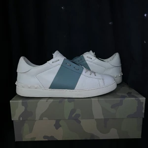 Hej, säljer dessa valentino open sneakers, Toppskick 9/10 | nypris 7200 | självklart äkta | några frågor hör av om ni har några frågor - Storlek 43 passar 42 | skick 9/10
