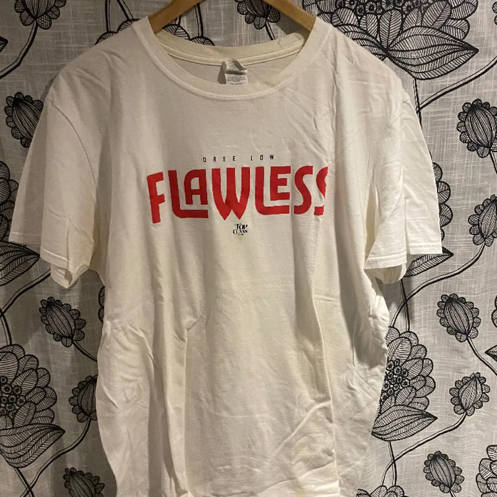 Väldigt limiterad merch av dree lows andra album FLAWLESS ||. T-shirts.