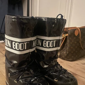 Marinblå Moonboots  - Marinblå Moonboots i storlek 39-40. Köpta vintage, varsamt använda. Köpta för 1200kr Säljer för 800kr Köparen står för frakten