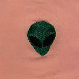 Rosa T-shirt med Alien från Stay 