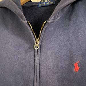 Säljer denna fina polo Ralph lauren full zip hoodie. Inga defekter. Storlek XL barn passar S. Passar för dom som är 170 cm. Tveka inte att ställa frågor.