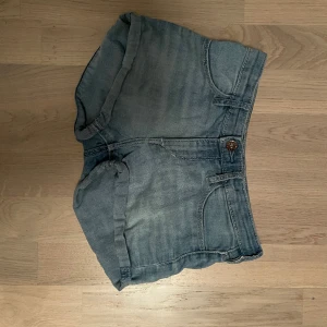 Jeansshorts - Snygga shorts. Med stretch så väldigt sköna men för små för mig nu. 