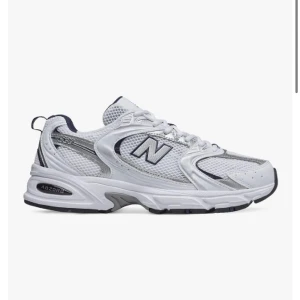 New balance - Helt oanvända new balance. Kartong och lappar Sitter kvar! Något små i storleken🥰 jag brukar ha 39/40 och dessa sitter bra på mig!  Säljes pga returtiden har gått ut. Nypris 1400kr!
