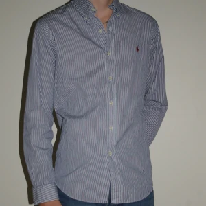 Ralph Lauren skjorta - Blåvit randig Ralph Lauren skjorta i fint skick utan defekter  Tveka inte på att höra av er vid frågor!