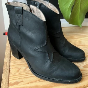 Biker boots  - Biker boots från scorett.  Använda men i fint skick. lite missfärgning inne i skon (som syns på bild) 