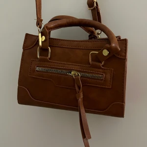 Fin brun väska - Inget speciellt märke, aldrig använd och får plats med det mesta