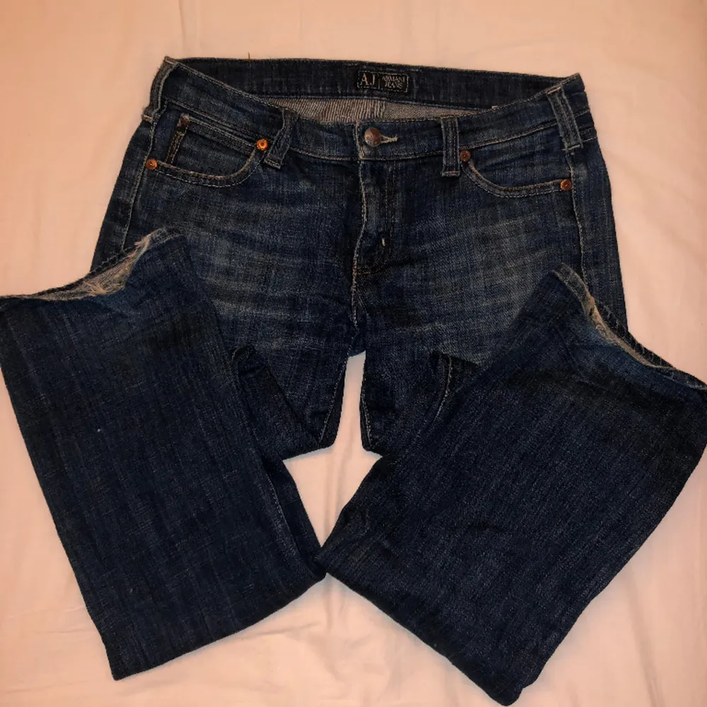 Ett par jättefina lågmidjade jeans från märket Armani. Är i bra skick. Modellen är mer åt straight hållet men sitter ändå snyggt och lite som bootcut. Köpt second hand för 450kr. Jeans & Byxor.