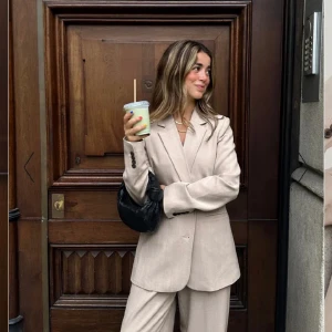 Kavaj - ny - Jättefin kavaj i st 36, använd en gång. Köpt från nakd för ca 700kr