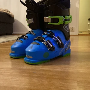 Pjxor - Hej jag säljer mina pjäxor för jag dom har blivit för små för mig 