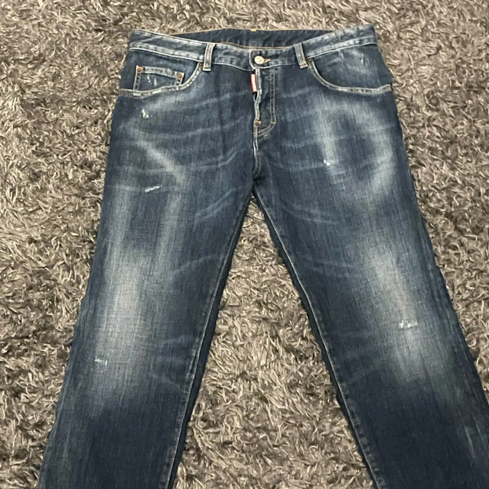 DSQUARED2 byxor bra kvalitet knappt använda storlek 16Y väldigt små i storleken.. Jeans & Byxor.