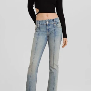 Lågmidjade jeans  - Jag säljer nu mina jeans från Bershka då jag inte gillar dom. Använda en gång ser ut som nya. Storlek 34 passar mig i längd som är ca 164 och lite längre. ❤️