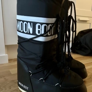 MoonBoots - Jag säljer mina MoonBoots då de tyvärr inte kommer till användning. De är använda ett fåtal gånger så de är i gott skick. Superfina och bekväma skor som håller en varm ute i kylan!🥰 Nypris: 2285kr  