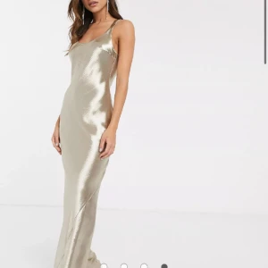 Champagne klänning ASOS - Helt slutsåld klänning från ASOS, jätte fin och perfekt till nyår! Andvänd endast en gång, tyget har dock ”repats up” smått på vissa ställen därav priset💓