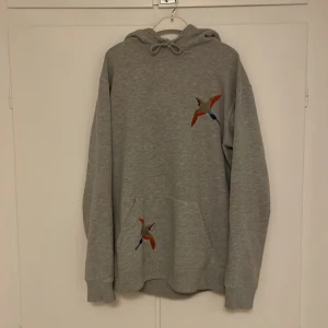 Axel arigato hoodie - Säljer min Axel arigato hoodie i storlek S. Den är i mycket bra skick och har inga fel överhuvudtaget. Använd några gånger men är fortfarande helt fräsch. Nypris runt 1800.