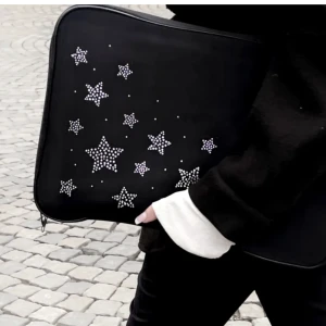 Datafodral  - Säljer mitt datafodral som inte kommer till användning som är egendesignat från mitt UF år💞 Se andra bild för ju mycket som får plats i 