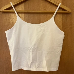 Vitt linne - Ett vitt linne i nyskick! Den har en insydd bit tyg i bröstet, skriv för fler bilder/mått m.m🎀