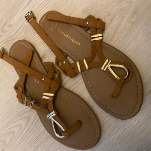 Sandaler 38 - Bruna sandaler med guldiga detaljer, stork 38