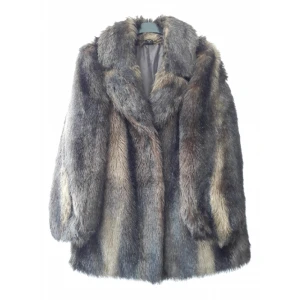 Pälsjacka  - Pälskappa perfekt nu till vintern!❤️ Originalpris: 1200