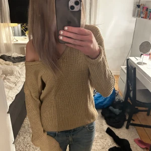 Fin tröja från Nakd - En fin v-ringad tröja från Nakd, används inte längre och är i bra skick🥰