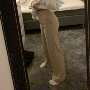 Kostymbyxor  - supersköna och fina kostymbyxor med en fin midja 