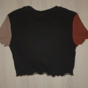 Crop top - Crop tog med flaird kanter