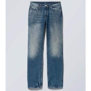 Jeans från weekday strl w30/L32 passar mig som brukar ha s/m/36/38 på jeans. denna storlek är slutsåld nypris 590 Mitt pris 450kr+frakt 