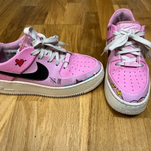 AIR FORCE1 - Jättefina Nike skor som är costum gjorda har skickat in till ett proffs. ÄKTA! Älskar dom men dom har tyvärr blivit för små men har fått så mycket komplimanger på dom💕