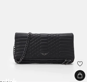 Zadig Voltaire Väska - Säljer denna väskan från Zadig i modellen rock och i färgen noir. Tycker sjölv att väskan är för stor då jag inte fick välja storlek på den för jag fick den som en present. Jag har tyvärr inget kvitto då det var en julklap men har fler bilder.☺️