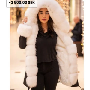 Vinter jacka  - Jag säljer denna fina vinterjacka pågrund av brist på andvändning, den är endast andvänd två gånger och har inga synliga tecken på att den andvänts innan, passar jag som 160 och har vanligtvis strl 36.