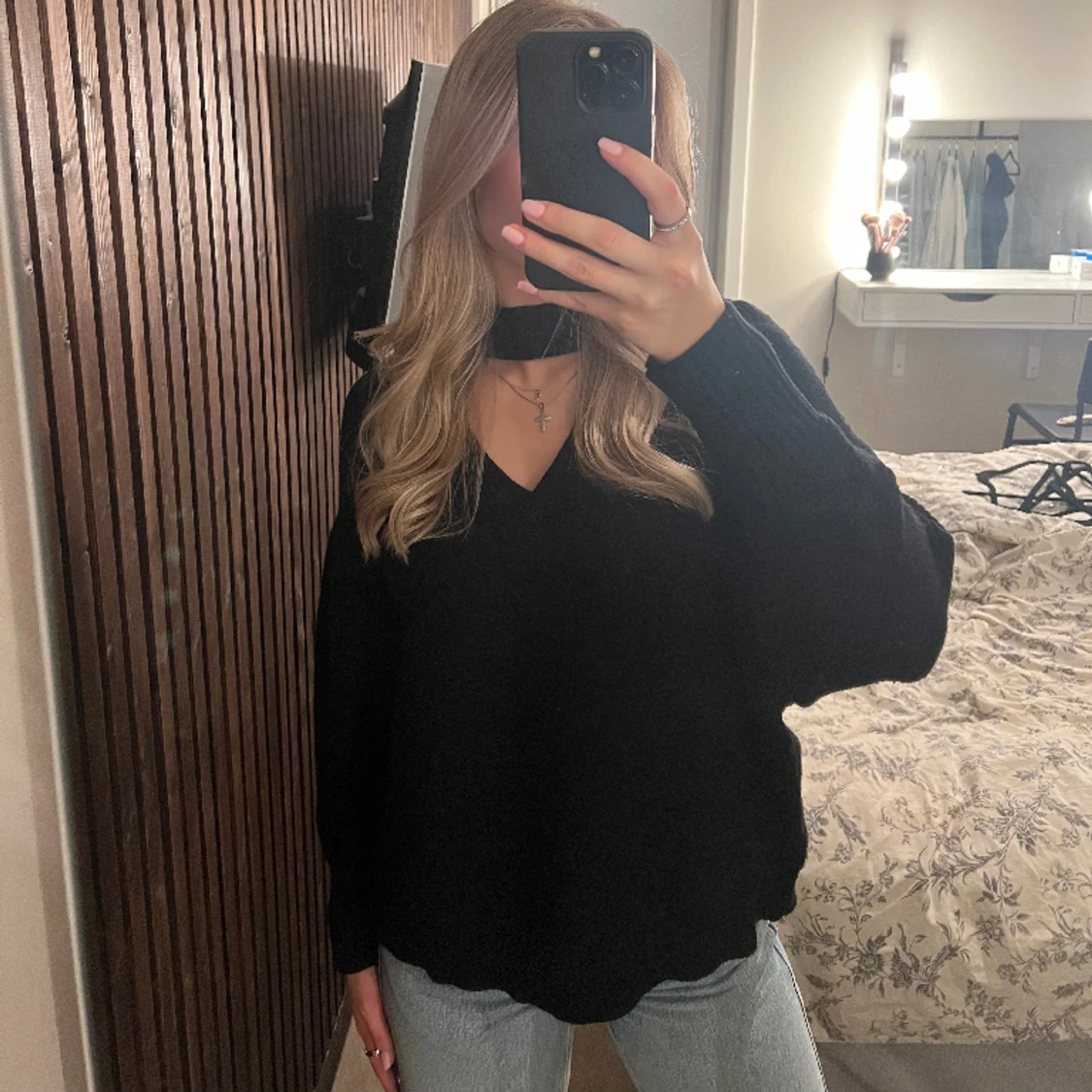 Unik svart stickad tröja