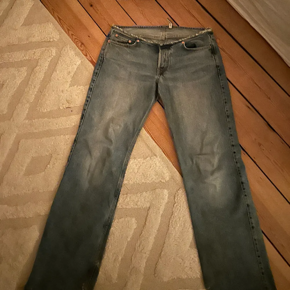 Säljer mina fina Weekday jeans, midjemått 38cm, innerbenslängd 77cm❤️. Jeans & Byxor.