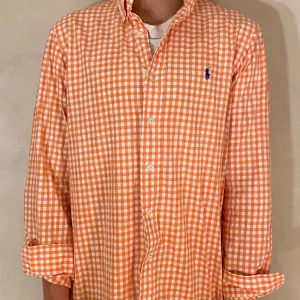 Ralph Lauren Skjorta - Hej! Säljer nu min Skjorta från Ralph Lauren i storlek M fint skick. Tveka inte på att höra av dig om du har frågor! 