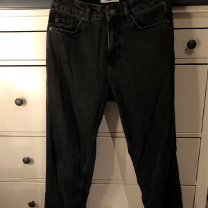 Jeans  - Svarta jeans som inte passar mig. Köparen står för frakt! Skriv gärna om ni har några frågor:)💐