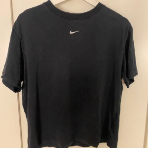 T-shirt - En t-shirt nike i super fint skick. Säljer pga att den inte kommer till användning. Nypris 249💗 Kan mötas upp i Trollhättan 
