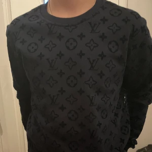 Lv tröja  - Tjenare säljer denna feta Lv tröjan.  Jag har haft denna e tag men har it använt de. De passar 12-14. Den är äkta, finns inte en enda fläck på. Skriv om ni är intresserade 