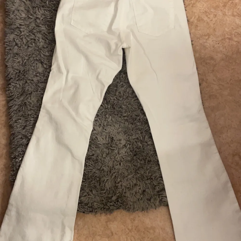 Vita jeans från H&M,aldrig använt, storlek 29/32 passar som S/M. Jeans & Byxor.