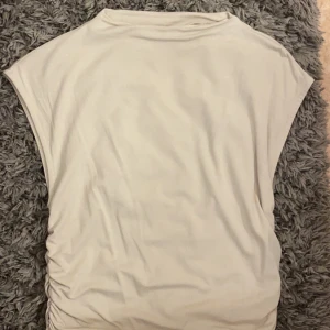 Gina tricot tröja - Jättefin tröja från Gina tricot, storlek M säljer då den inte är min stil, endast använd 1 gång💗