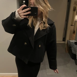 Svart kappa - Säljer en favorit då den inte kommer till användning längre🙌🙌 köpt på missay, inte nopprig eller liknande🌟sitter oversized