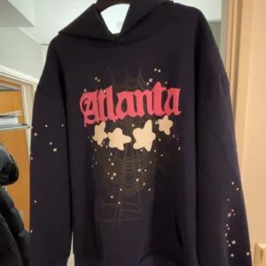 Sp5der Hoodie  - Säljer en oanvänd spider hoodie. Storleken är L. Vene om de äkta elr inte. Fick det som present. Pris kan diskuteras vid snabb affär 