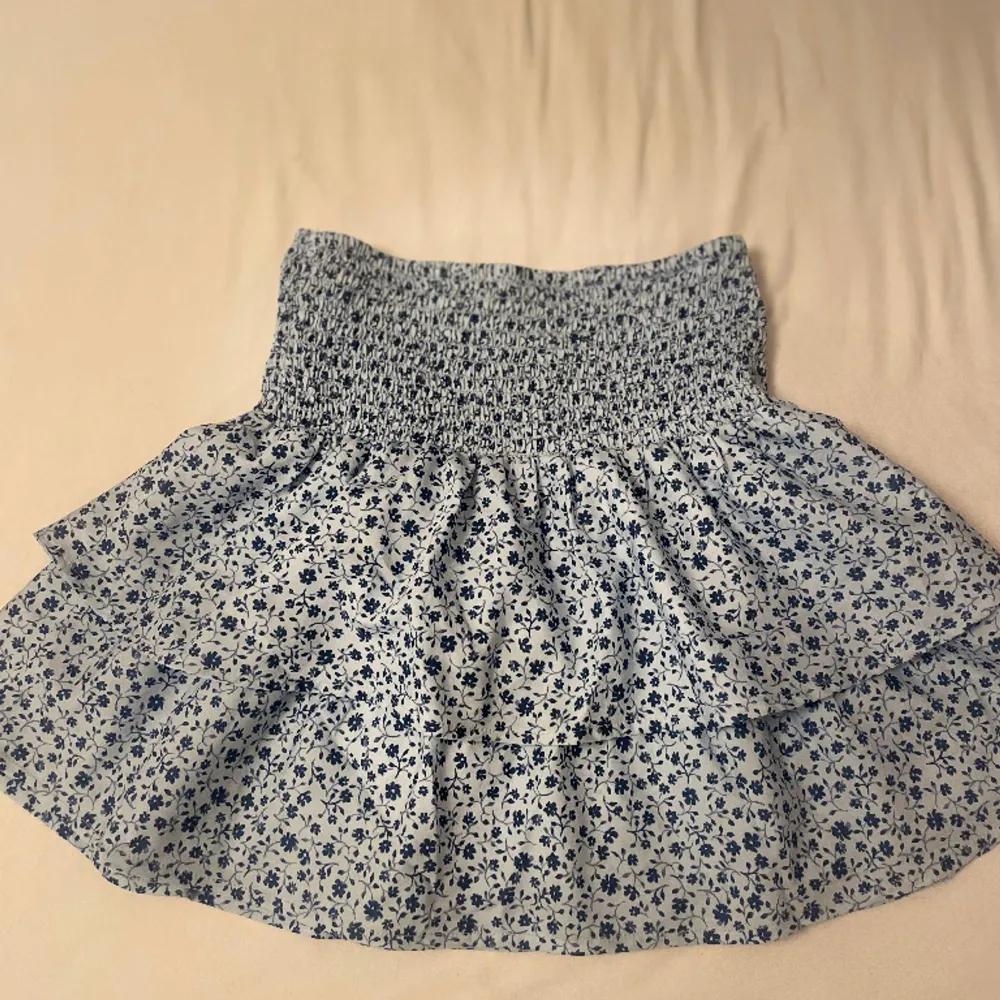 Jätte fin blå blommig kjol från gina Young. Säljer pga att den är för liten för mig 💘. Kjolar.