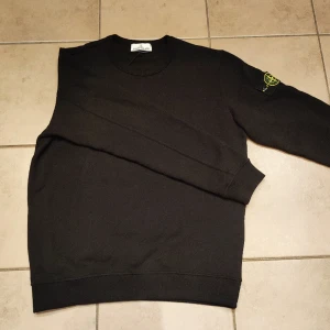 Stone island tröja - Säljer nu min stone island tröja. Storlek large som passar mig bra på 184cm. Passar även medium då det är det jag brukar bära. NFC osv funkar såklart😁