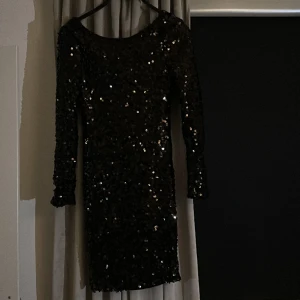 Nyårsklänning  - Jättefin nyårsklänning i nyskick