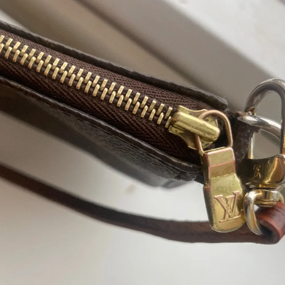 Jag säljer min älskade  Louis Vuitton väska. Väskan är äkta och köpt från the vintagebar för ca 1,5 årsedan, kvitto finns🙏  Väskan har inga defekter mer än att den är lite rostig på dragkedjan, men inget som syns när den används💓. Väskor.