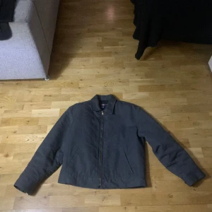 Dickies eisenhower jacka - En riktigt snygg dickies eisenhower jacka som är omsydd för en mer croppad fit. Storlek M men passar även S.