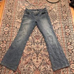Skitsnygga Lågmidjade och utsvängda jeans från Lee, superbra skick. Midjemåttet tvärs över är 41cm och innerbenslängden är 76cm. De bilder som är uppe är de som finns💕