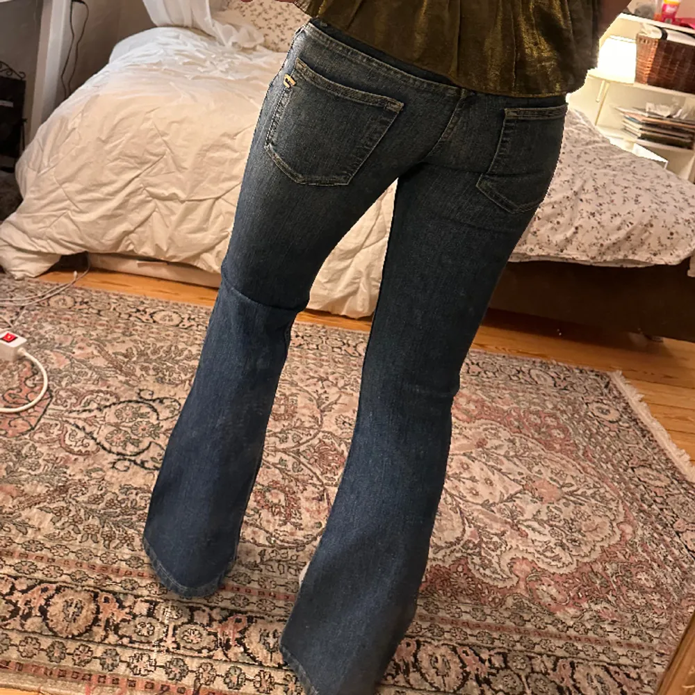 Skitsnygga Lågmidjade bootcut jeans från Diesel. För referens är jag 173cm lång. Har fler bilder, så kom privat för dem!❤️ midjemåttet tvärs över är 40cm och innerbenslängden 75cm.. Jeans & Byxor.